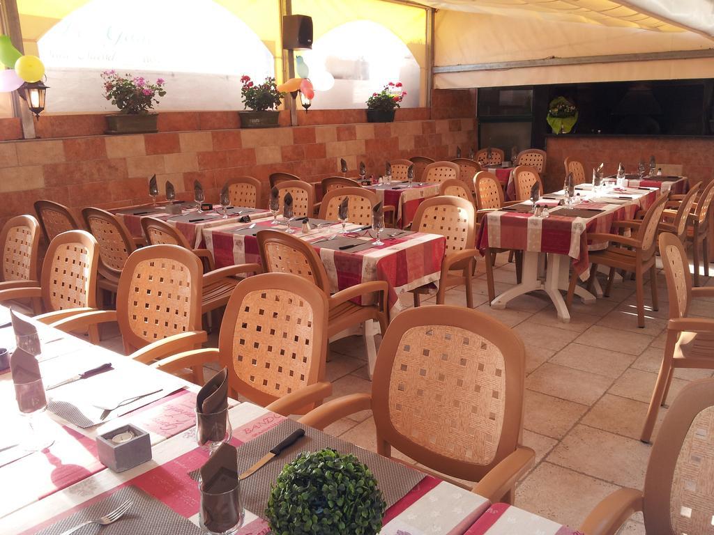 Le Grand Hotel Aups Exterior foto